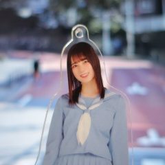 日向坂46のアクリルスタンドとニュースペーパーバッグのレビュー