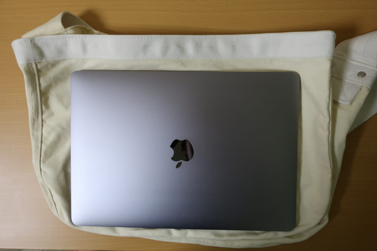 サイズを比較するために、ニュースペーパーバッグの上に13インチMacBook Proを置いた写真
