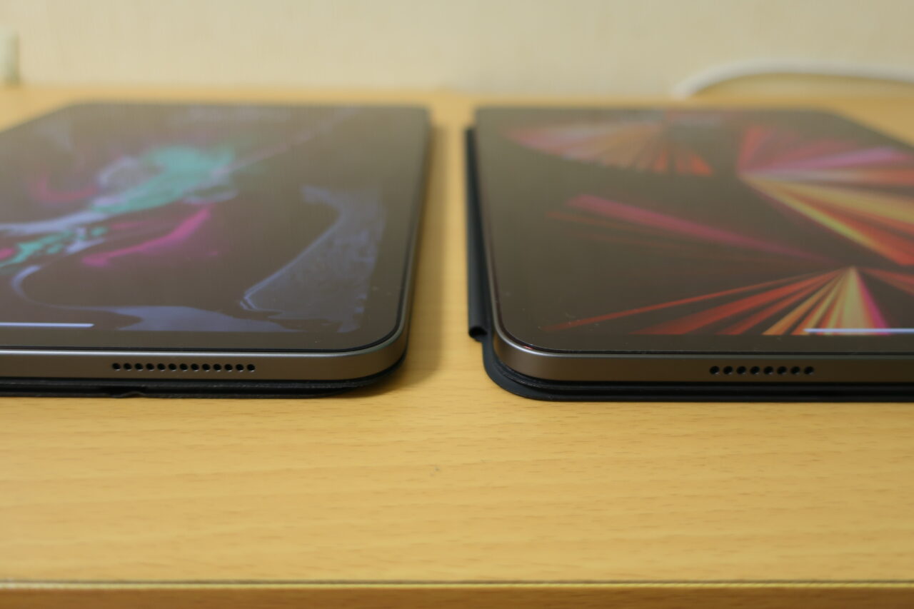 iPad Proが2台並べられ、スピーカーの形状を比較している写真。右手の第3世代iPad Proはスピーカー穴の数が少なくなっている。
