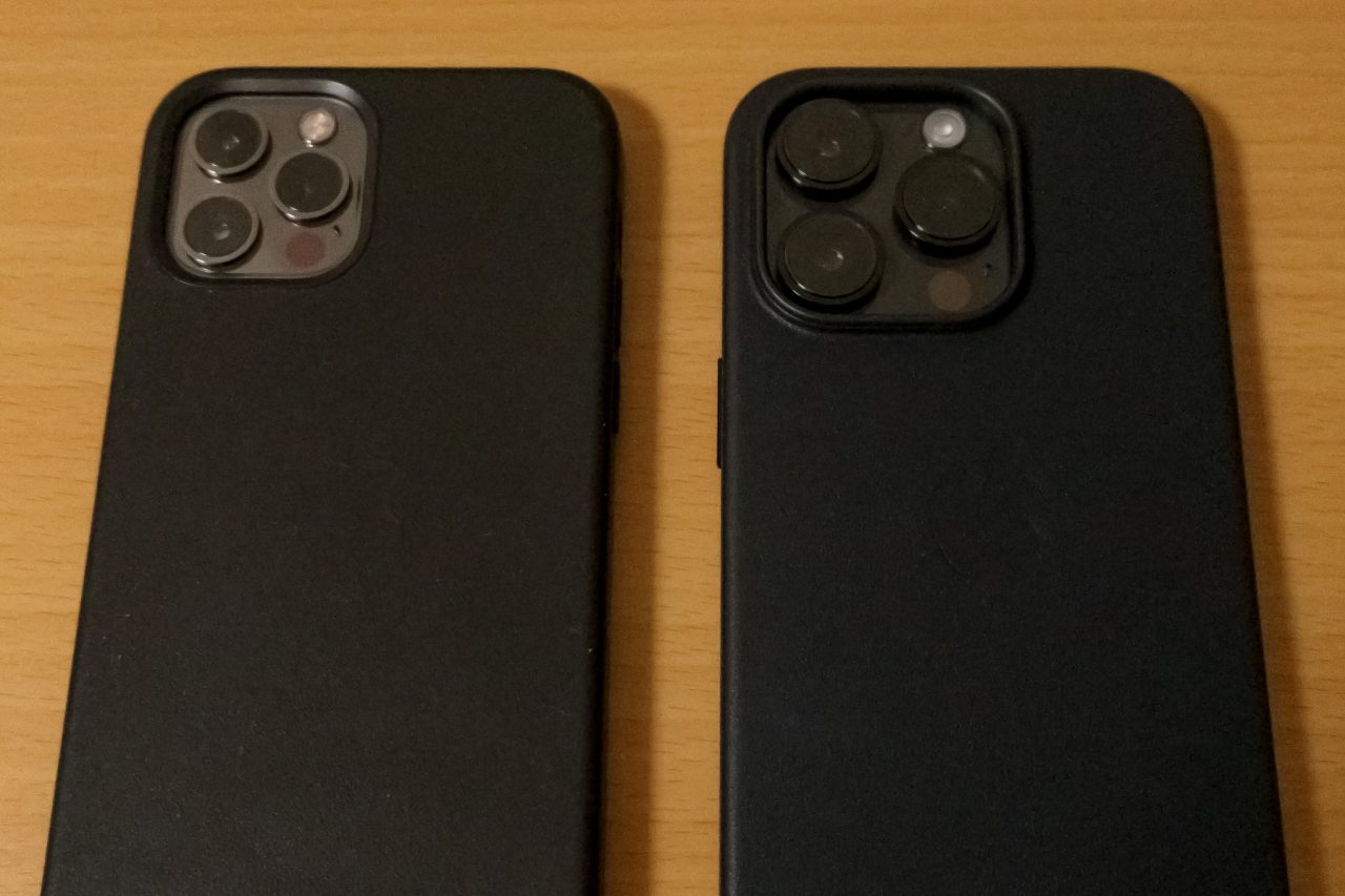 iPhone 12 Pro（左）とiPhone 14 Pro（右）の背面を写した写真
