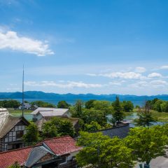 猪苗代町街から湖を望む