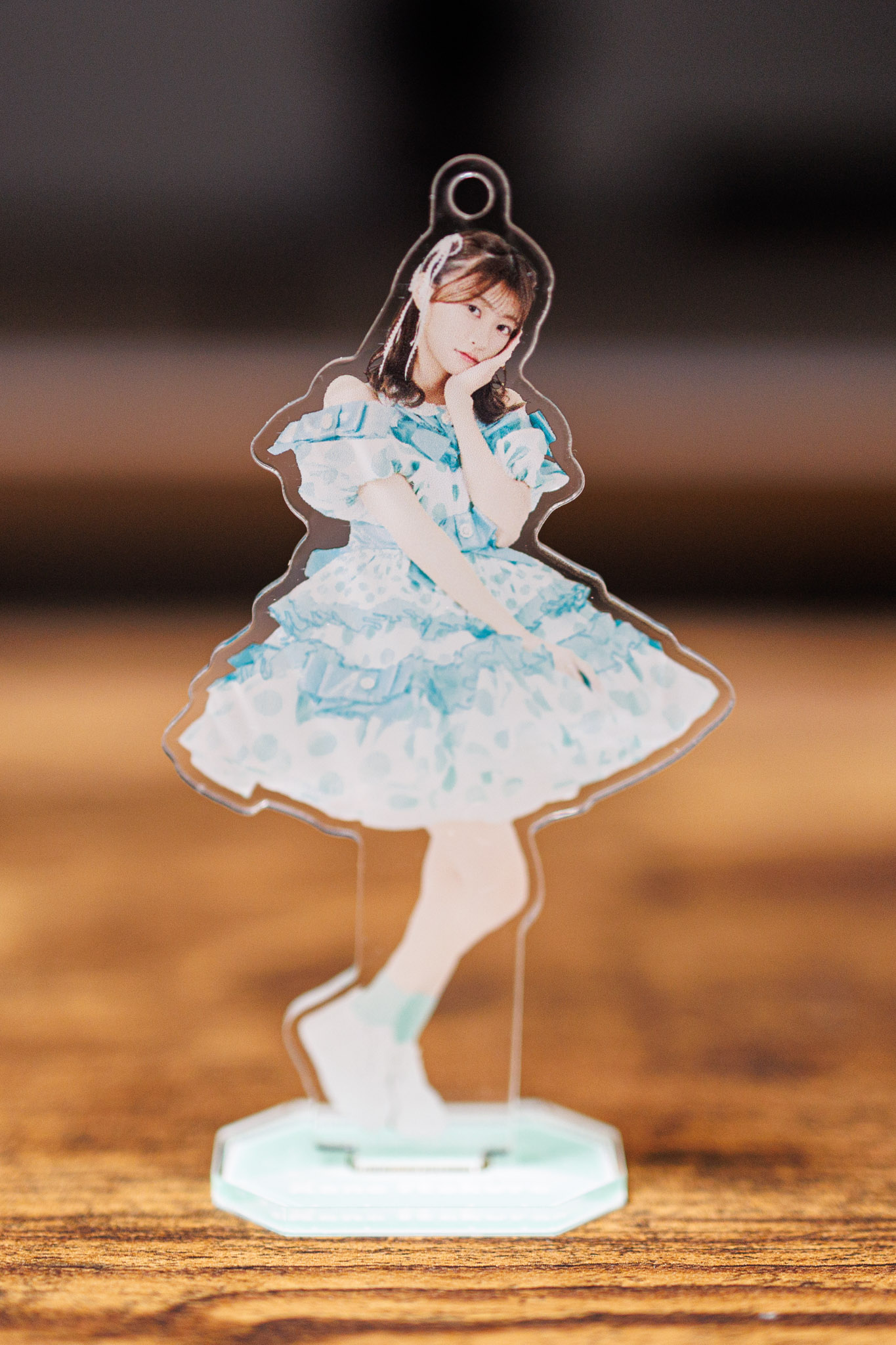 ミントグリーンのドット柄のフリルドレスを着た板倉可奈さんがポーズをとっている全身型のアクリルスタンドです。