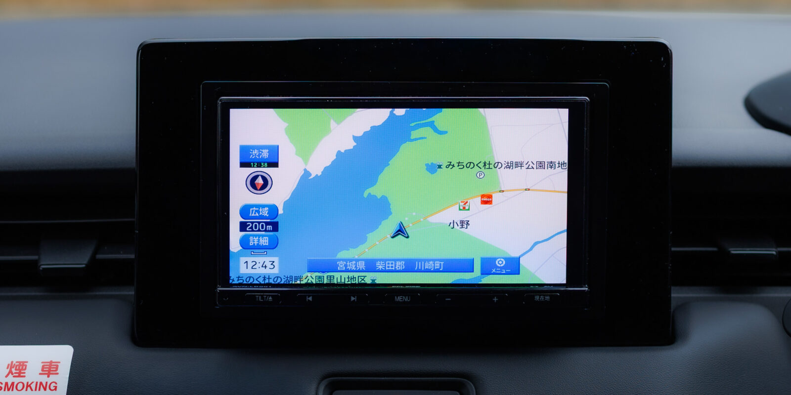 車内に設置されたAVN-LBS01の写真です。画面には宮城県のみちのく公園周辺の地図が、南を上にした状態で表示されています。