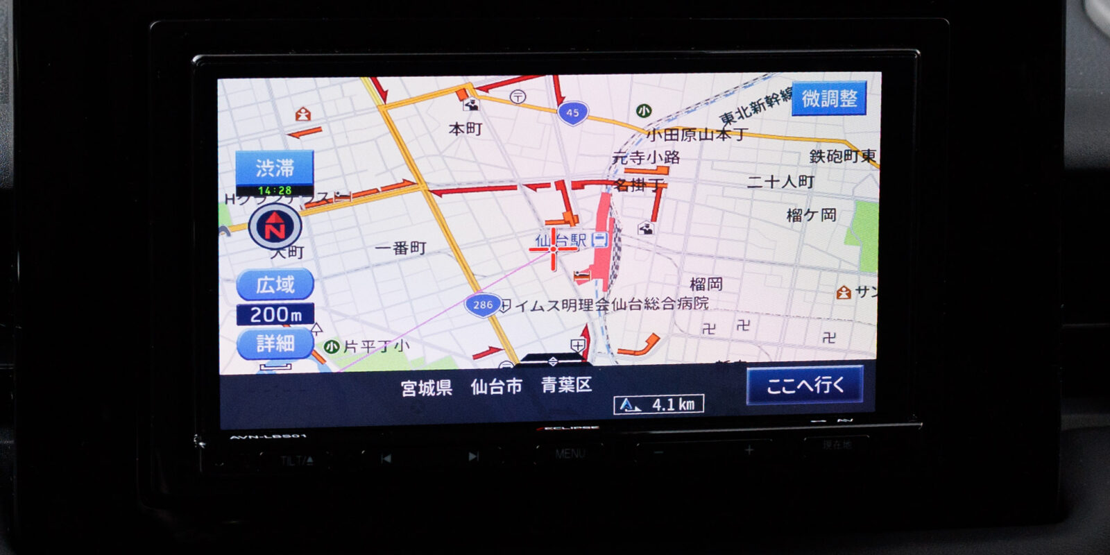 200m縮尺のカーナビ地図。左に縮尺変更、中央に仙台駅を含む広域道路網、右下に青色の目的地設定ボタンがあります。